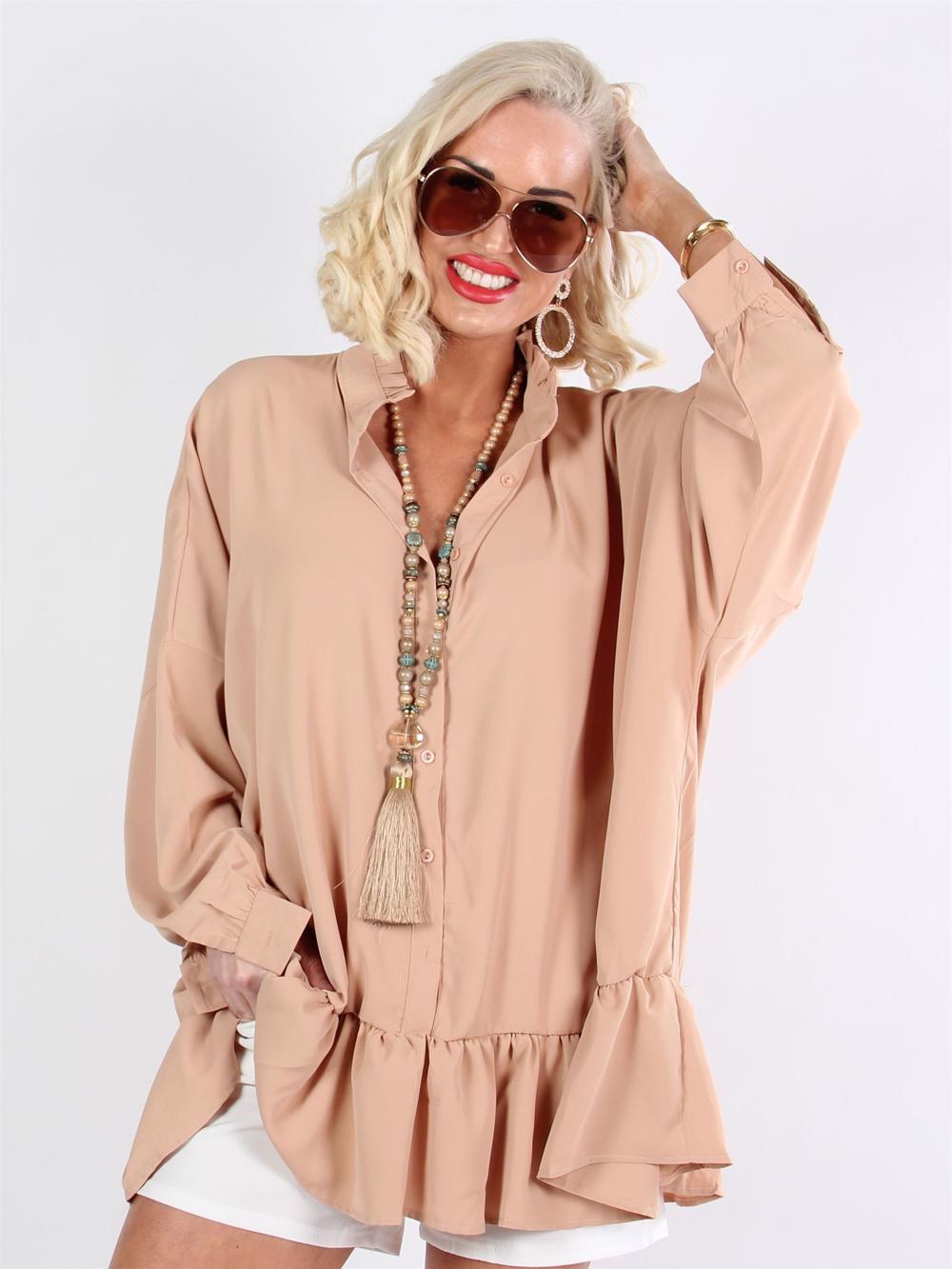 Loubna - Beige skjorta med volanger och fladdermusärmar